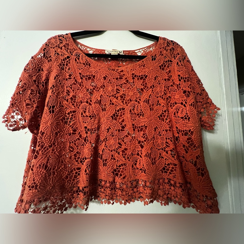Double Zero Floral Crochet Lace Crop in Peach